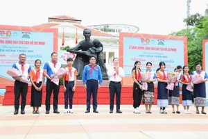 胡志明市市委宣教与民运处主任杨英德和共青团本市市委书记吴明海向各代表团赠送鲜花。 