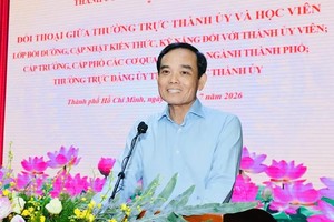 胡志明市市委书记陈留光通报未来期间乡级行政单位重组主张。图：越勇