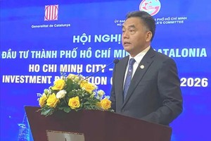 胡志明市人委会常务副主席阮禄河在会议上致辞。