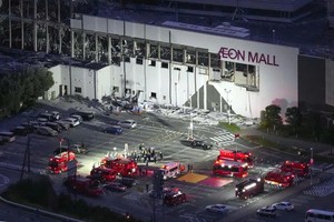 地震发生后引发爆炸，熊本县鹿岛永旺购物中心复合区外墙严重受损。图：Kyodo 