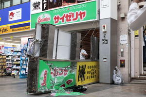 7月28日在日本熊本县拍摄的一处受损的街头广告板。新华社发