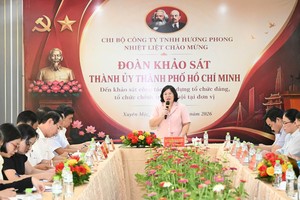 胡志明市市委副书记文氏白雪在视察时致辞。图：越勇 