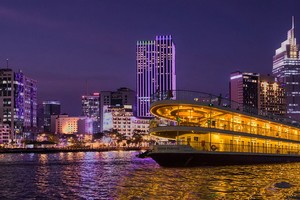 检查、核查各类水路交通工具，旨在确保安全。图:国雄