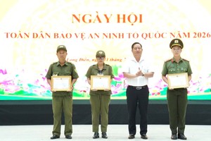 向在“全民捍卫祖国安全”运动中取得出色成绩的个人、集体予以奖励。