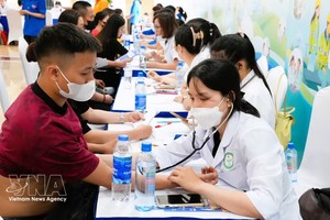 劳动者接受健康体检。