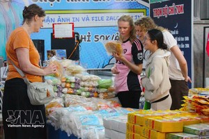 外国游客在丐冷水上集市参观购物。