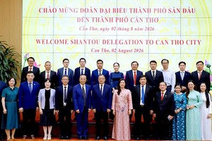 与会代表合影留念。图源：《芹苴报》