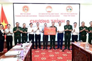 西宁省军事指挥部与胡志明市越南祖国阵线委员会、市司令部举行接收毗邻边境民兵哨所的居民点20间住房建设经费仪式。图：文明