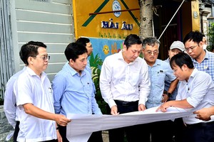 市人民议会财经处处长、考察团团长阮功名与项目管委会举行工作会议。