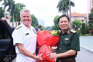 越南国防部副部长阮新疆大将与美国太平洋司令部司令、海军上将萨缪尔·帕帕罗。