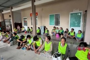 在新华园公司莲花宝塔景区制造拥挤、推搡场面抢劫黄金项链的一伙人被公安传唤调查。图：公安提供