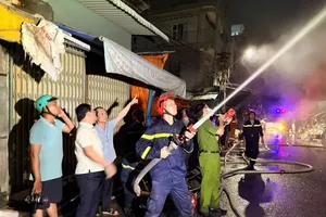 同奈市公安、战士及时赶到现场，在边和市场开展灭火方案。图：同奈市公安厅 