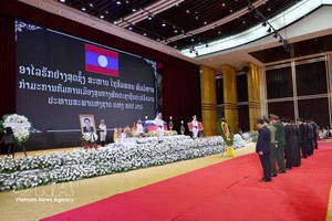 越南国会主席陈青敏吊唁赛宋蓬·丰威汉同志。