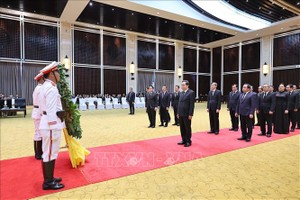  国会主席陈青敏率领越南党、国家高级代表团吊唁老挝人民革命党中央政治局委员、国会主席赛宋蓬·丰威汉。图：尹晋/越通社 