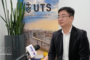 悉尼科技大学（UTS）环境与水资源中心主任、澳大利亚越南知识分子与专家协会（VASEA）主席严德龙教授接受越通社驻悉尼记者的采访。