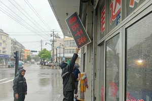 浙江秀洲，退伍军人志愿服务队排查安全隐患。图：中新网