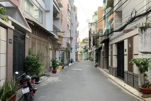 富润坊一条巷道在居民捐地拓宽后变得十分宽敞。