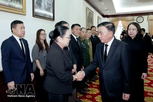 党中央书记处常务书记陈锦秀率领越南党和国家高级代表团前往老挝驻越南大使馆吊唁老挝国会主席赛宋蓬·丰威汉，向老挝驻越大使坎葆·恩塔万表达了深切哀悼。