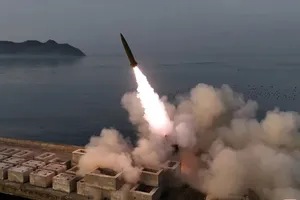 韩联社（Yonhap ）刊登朝鲜中央通讯社（KCNA）公布的照片，显示朝鲜于4月20日进行了战术弹道导弹试射。