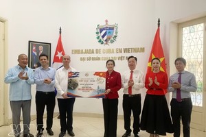 为纪念古巴革命领导人菲德尔·卡斯特罗·鲁斯诞辰100周年（1926.8.13—2026.8.13），越南向古巴人民象征性移交援助款项。