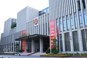 老挝国会主席赛宋蓬·丰威汉同志国葬当天，越南国会大厦前降半旗致哀。