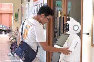 AI机器人有助于减轻公务员、职工在前端咨询环节的工作压力，同时为民众创造熟悉人工智能在公共服务中应用的条件。