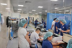  逾20名伤者正在乂安省115外科医院接受急救。图:文济/越通社