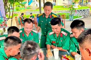 战士们参加象棋比赛。