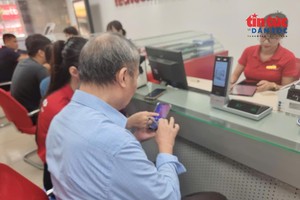 老年人获指引通过银行账户查询退休金。