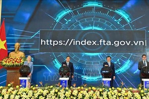 各位代表按下启动按钮。图：陈越/越通社