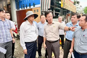 胡志明市人民议会常务副主席阮文寿听取项目报告。