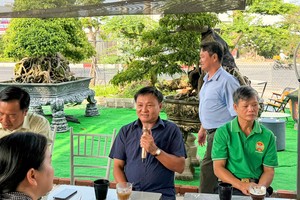 会员在“与农民共饮咖啡”活动上致辞。