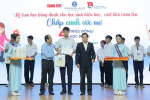 组委会向贫困好学学生颁发奖学金。 