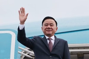党中央政治局委员、党中央书记处常务书记陈锦秀启程对新加坡进行正式访问。