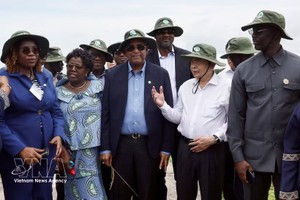 国会主席陈青敏与科特迪瓦国民议会议长帕特里克·阿希参观了2026年夏秋季具有潜力水稻品种示范田。