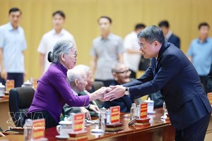 黎明兴总理在海防市党委举行的80年、70年党龄纪念章颁授仪式上发表讲话。