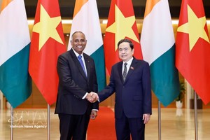 国会主席陈青敏与科特迪瓦国民议会议长帕特里克·阿奇合影。
