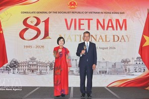 越南驻中国香港及澳门总领事黎德幸和香港特区政府财政司司长陈茂波。