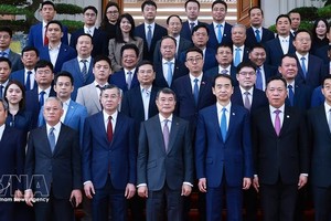 越南政府总理黎明兴与在越中资企业代表合影。