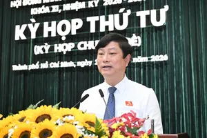 胡志明市人民议会主席武文明发表闭幕讲话。图：越勇