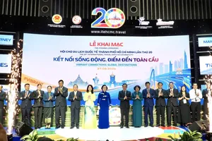 代表出席8月27日上午举行的开幕式。图：黄雄