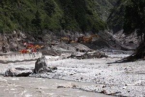 救援工作正在中国西藏自治区吉隆县山体滑坡发生地开展。