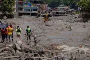 2026年8月27日，尼泊尔努瓦科特地区发生洪水和山体滑坡灾害后，救援人员搜寻遇难者。