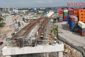 胡志明市环市三路项目工地增加人事，假期持续施工。图：春忠