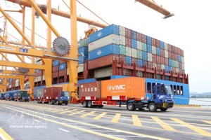 在海防港沥县港区的TIL国际港口3、4号集装箱泊位进行货物运输。