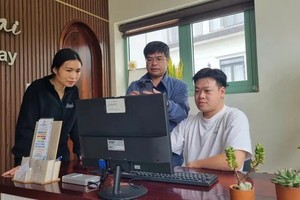 从芹苴市飞往大勒的航班未按计划执飞后，春香-大勒坊人委会与旅游住宿单位商讨。