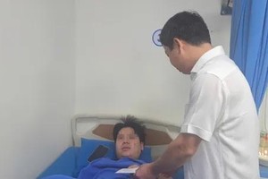  伤者在嘉莱省雄王医院接受治疗。