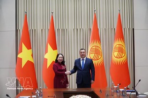 国家副主席武氏映春会见吉尔吉斯斯坦总统萨德尔·扎帕罗夫。