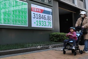 日本东京股市指数显示屏。资料图:新华社/越通社