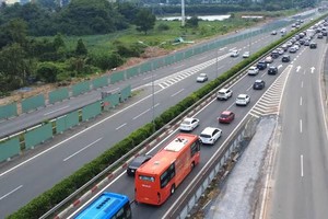 车流提早接踵返回胡志明市 避开假期最后一天拥堵